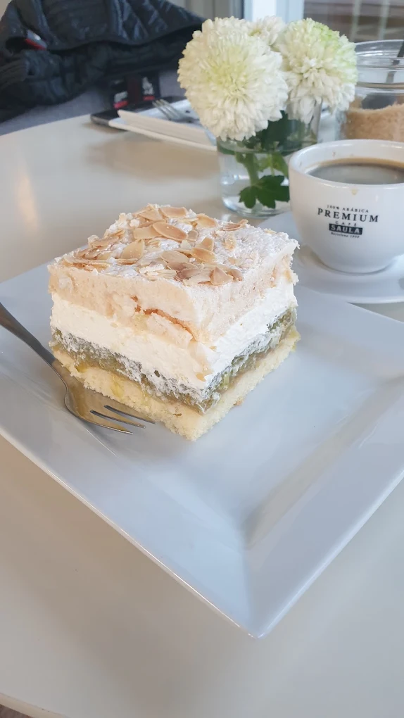 Sernik pistacjowy — kawałek na talerzu