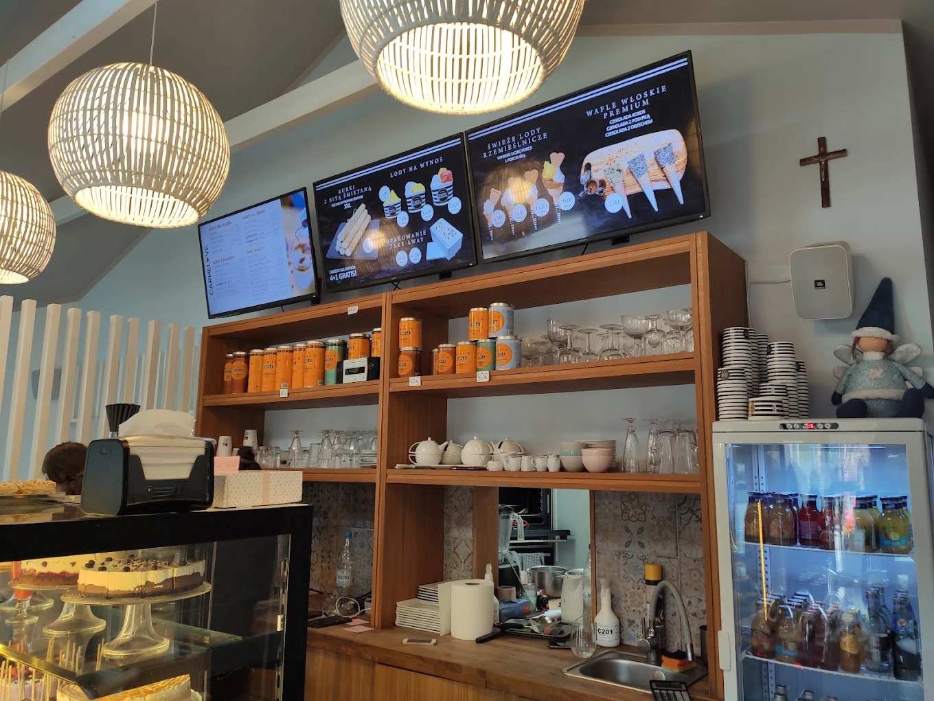 Bar kawowy z tablicami menu w Carmelove Cafe