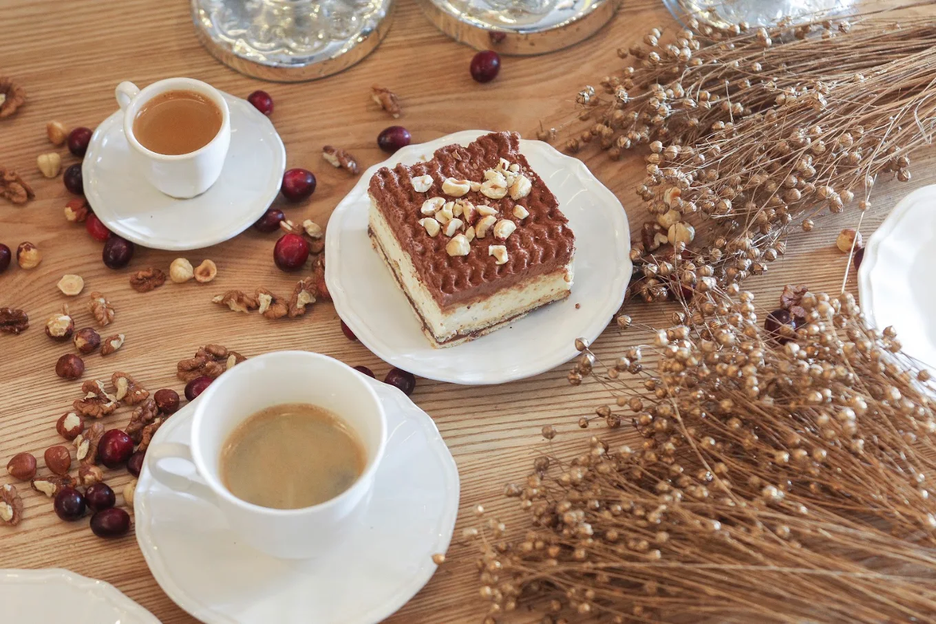 Kawa i domowe ciasto podane na stoliku w Carmelove Cafe