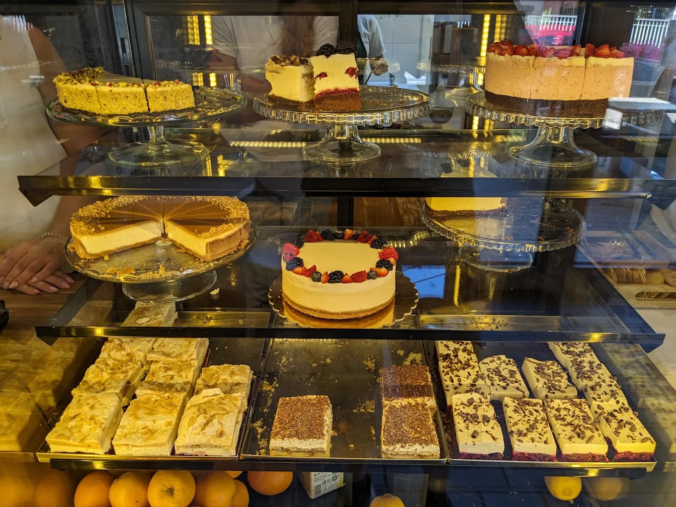 Witryna chłodnicza z ciastami i deserami w Carmelove Cafe