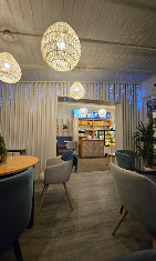 Sala Carmelove Cafe — stoliki i wygodne krzesła